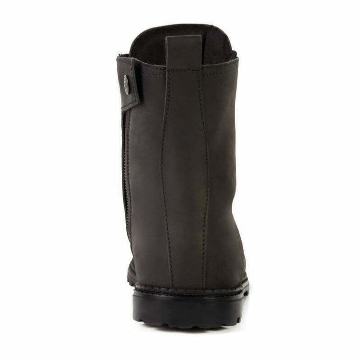 Baksida av Rebelhorn Unisex MC-Stövlar Nomad Vintage med dragögla och sömdetaljer. Stabil konstruktion för långvarig komfort och skydd.