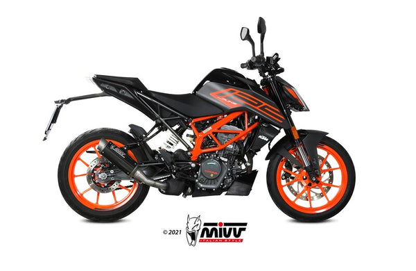 MIVV GP Pro Silencer monterad på KTM 125 Duke KT.025.L2P med orange ram och fälgar, perfekt för sportig körning och stilren design.