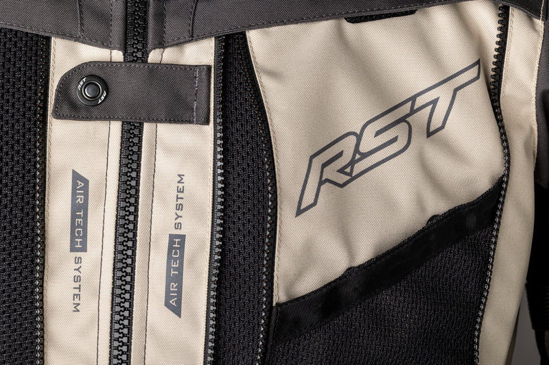 Närbild på RST Textil Mc-Jacka Ranger Sand med Air Tech System och RST-logotyp. Funktionell design för optimal ventilation.