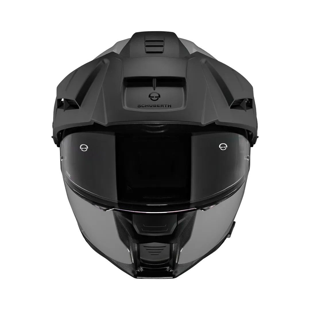 Frontal vy av Schuberth E2 grå mc-hjälm med aerodynamisk design och klart visir. Utformad för optimal säkerhet och komfort.