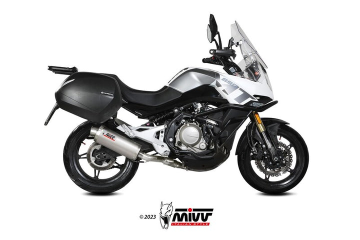 MIVV Slip On Muffler Oval CF.002.LX2 installerad på CFMOTO 650MT från sidan, perfekt för uppgradering av avgassystem i kategorin fordonstillbehör.