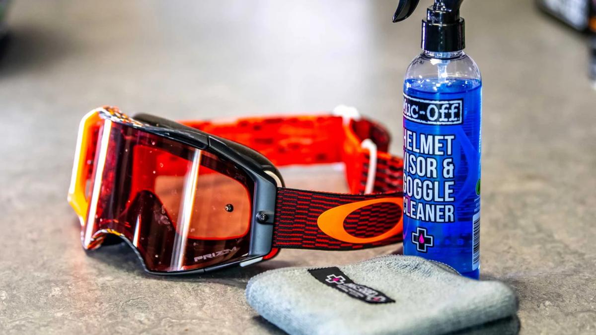 Muc-off helmet & songs cleans