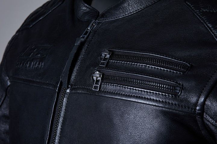 Närbild av bröstfickor med dragkedjor på RST Mc-Skinnjacka Hillberry 2 Svart. Praktiska och stilrena detaljer i högkvalitativt skinn.