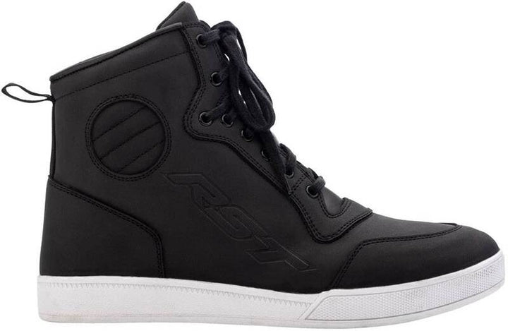 Svart RST Dam Mc-Sko Hitop med robust konstruktion, vit sula och sidologga. Idealisk för motorcyklister.