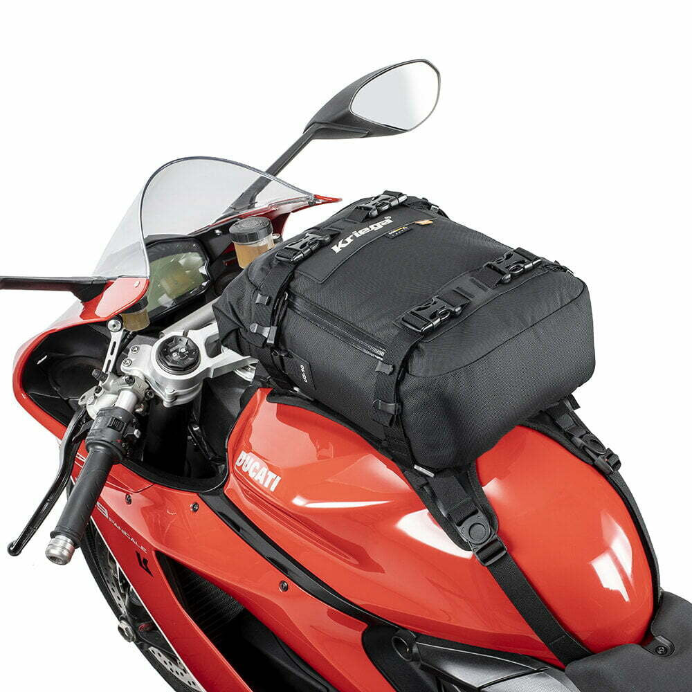 Kriega Drypack US 10 Svart säkert monterad på en röd Ducati-motorcykel. En vattentät och slitstark packlösning för touring och pendling.