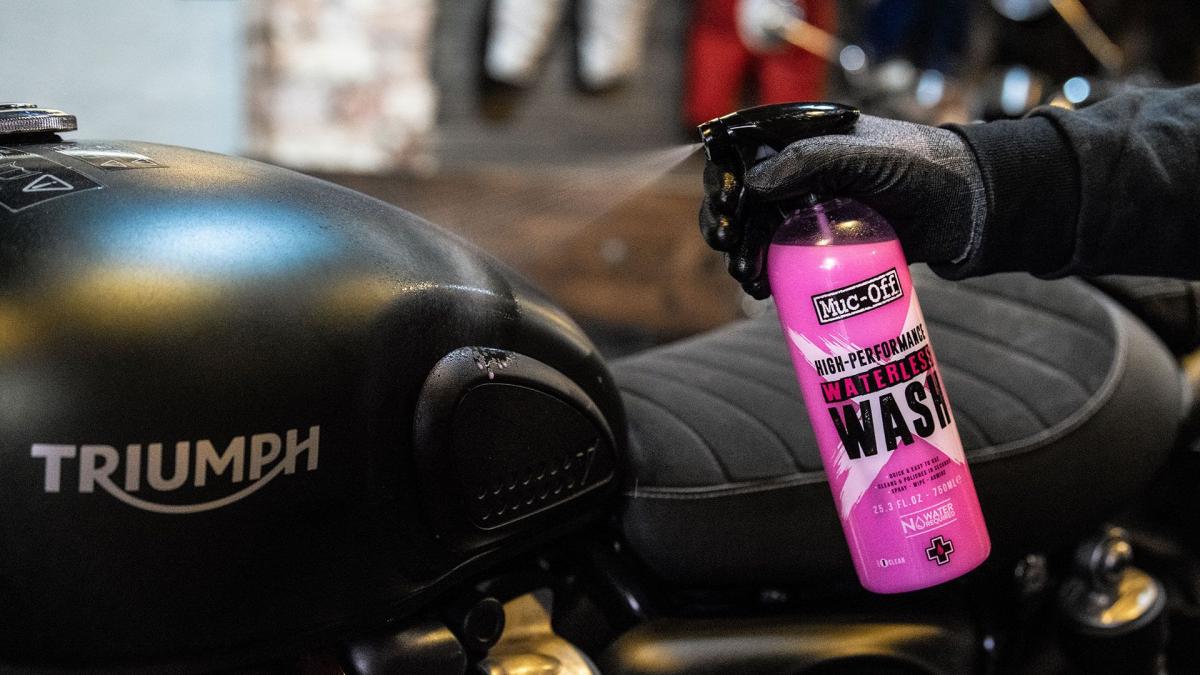 Muc-Off High Performance Waterless Wash 750ml används på en svart motorcykel för snabb och vattenfri rengöring.