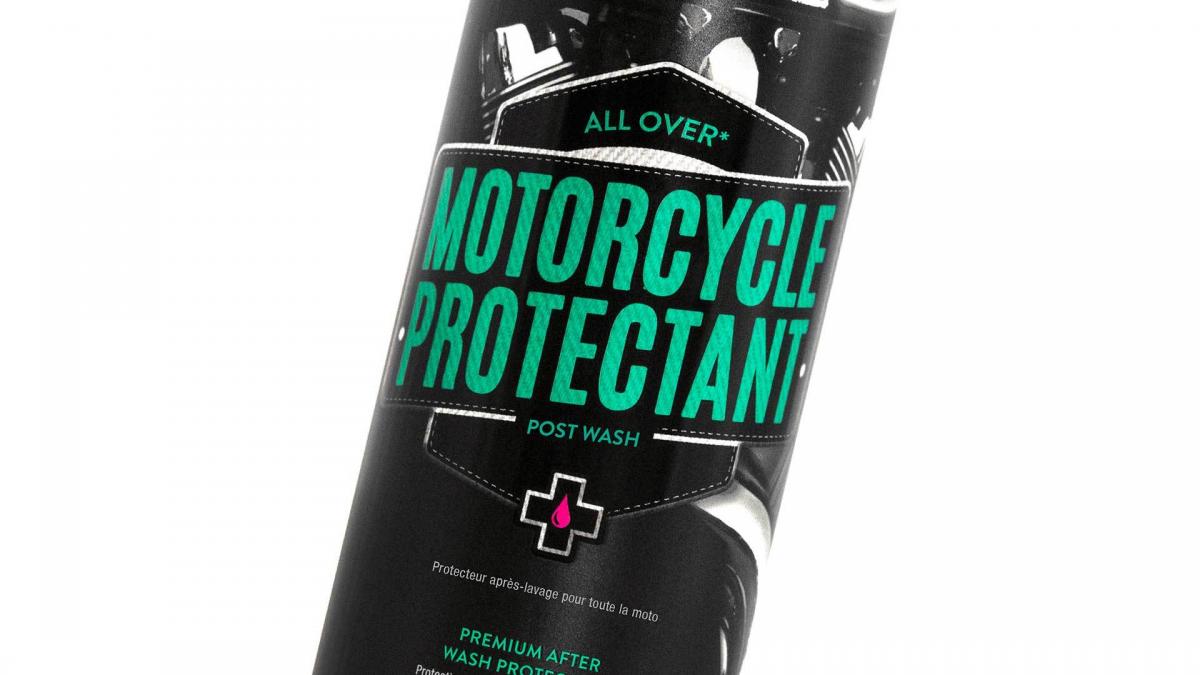 Närbild av Muc-Off Motorcycle Protectant 500ml med tydlig etikett som visar produktens funktion för motorcykelunderhåll.