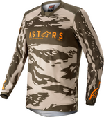 Alpinestars Barn Crosströja Racer Tactical i kamouflagemönster med orange detaljer, designad för motocross och offroad-användning.