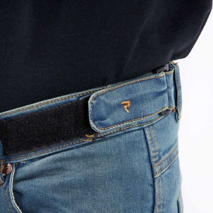 Detaljbild av midjan på Rebelhorn Kevlar Mc-Jeans Urban III Blå med kardborrejustering. Säker och flexibel passform för motorcykelentusiaster.