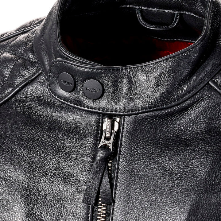 Detaljbild av kragen på Triumph Skinn Mc-Jacka Braddan Svart med tryckknappar och robust dragkedja. Elegant och funktionell.