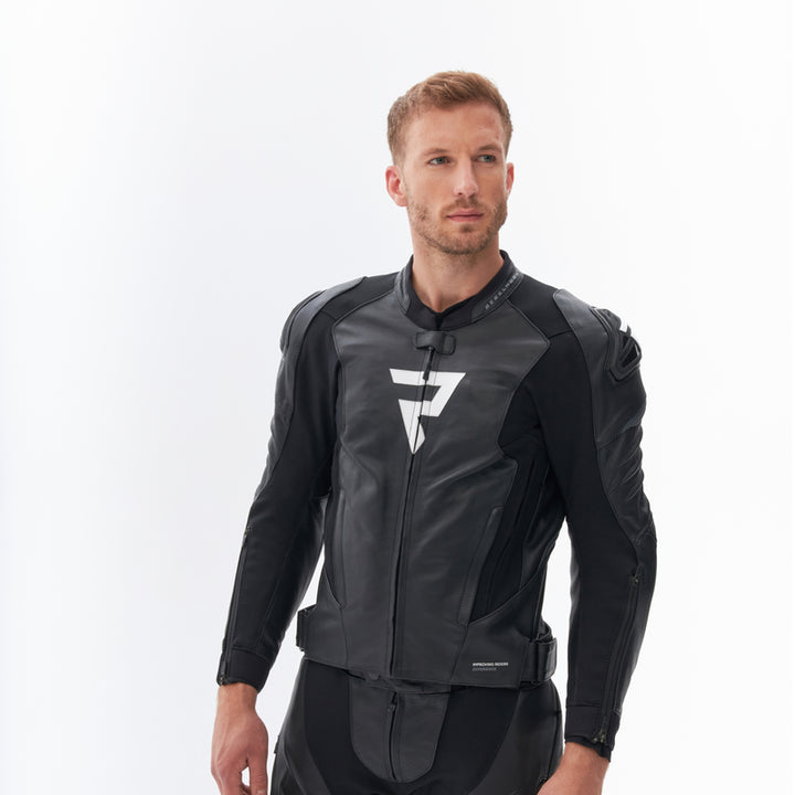 Man som bär Rebelhorn Mc-Skinnjacka Veloce Svart, framifrån med fokus på jackans passform och moderna design.