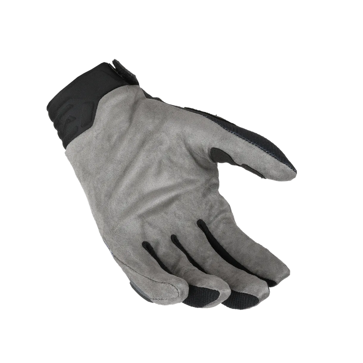 Baksidan av Macna Crosshandskar Chameleon Svart/Orange med mjukt material för komfort och grepp, idealisk för motocross och offroad-körning.